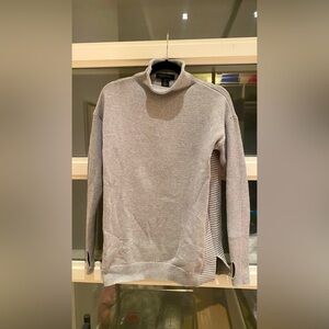 TAHARI tunic turtleneck beautiful light gray
